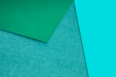 Yaratıcı kapak tasarımı fikri için düz ve desenli kağıtlar rasgele M şeklini alıyor.