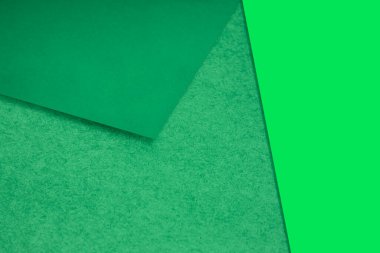 Yaratıcı kapak tasarımı fikri için düz ve desenli kağıtlar rasgele M şeklini alıyor.