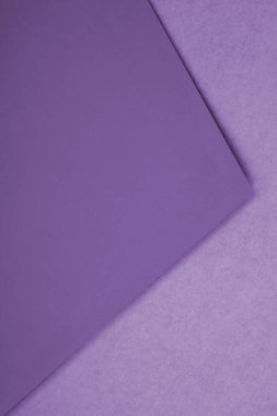 Düz kağıt sayfası, arka planda üst açıdan açık bir kitap gibi duruyor.