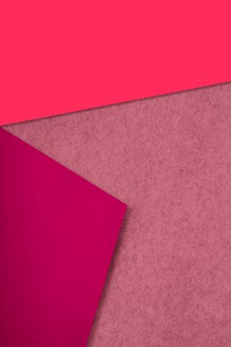 Yaratıcı kapak tasarımı fikri için düz ve desenli kağıtlar rasgele M şeklini alıyor.