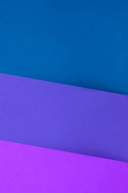 Üç katlı yaratıcı kapak tasarımı yaratmak için koyu ve açık pembe mor tonları içeren soyut arkaplan