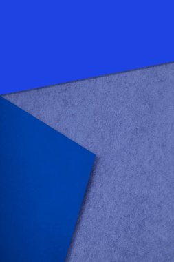 Yaratıcı kapak tasarımı fikri için düz ve desenli kağıtlar rasgele M şeklini alıyor.