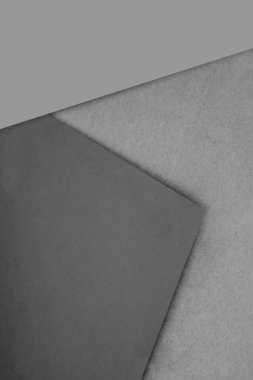 Yaratıcı kapak tasarımı fikri için düz ve desenli kağıtlar rasgele M şeklini alıyor.