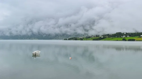Маленький Човен Буй Фіордній Воді Туманний Хмарний День Норвегії Скандинавії — стокове фото