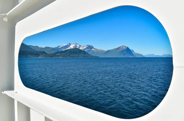 Fiyort ve dağlar Magerholm 'den Sykkylven feribot penceresine kadar manzaralı. Norveç, İskandinavya, Avrupa.