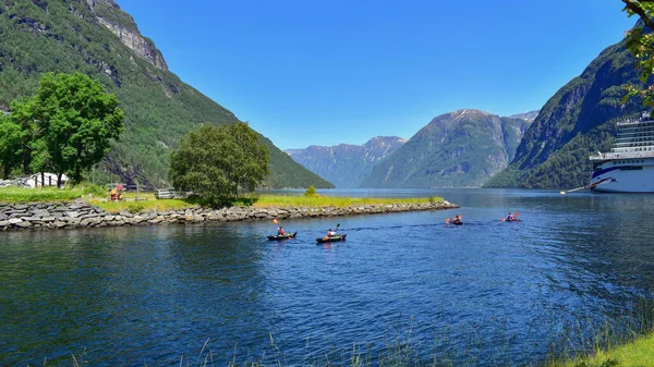 Manzaralı dağlarda kayak yapmak ve ünlü Geirangerfjord, Hellesylt, Norveç, İskandinavya, Avrupa yakınlarındaki fiyort göl doğası