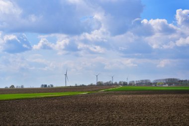 Rüzgar türbinleri kırsal alanda, Belçika 'da, Avrupa' da elektrik üretiyor. Yeşil enerji, sürdürülebilirlik ve ekoloji kavramı.
