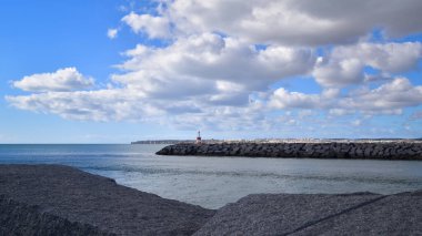 Deniz feneri (Farol da Meia Praia) Alvor rıhtımının sonunda, Odiaxere Nehri 'ne giden tekneler için deniz feneri, Algarve, Güney Portekiz, Avrupa
