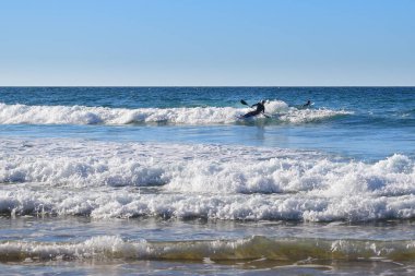 Okyanus dalgalarında sörf, eğlence amaçlı su sporları, Praia do Castelejo plajı, Vila do Bispo, Algarve, Portekiz, Avrupa