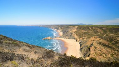 Torre de Aspa 'dan Atlantik Okyanusu ve Praia do Castelejo plajı, Vincentina Sahili, Algarve, Portekiz, Avrupa