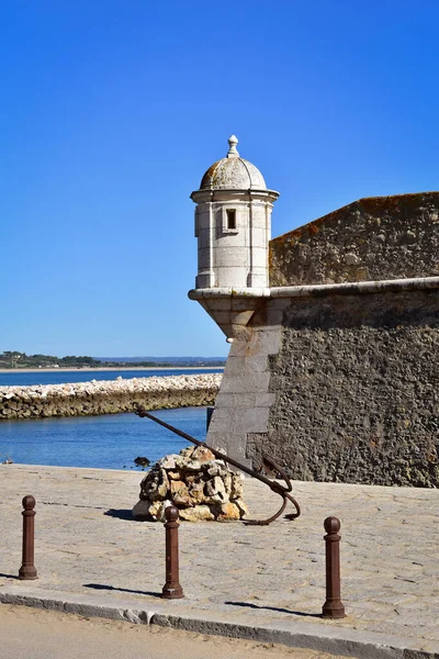 Lagos rıhtımındaki Ponta da Bandeira kalesi, Algarve, Portekiz, Avrupa 'daki popüler turizm merkezi.