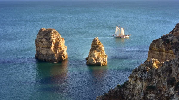 Tourist Sail Boat Sailing Ponta Piedade Rocks Coastline Algarve Portugal — Stock Photo, Image