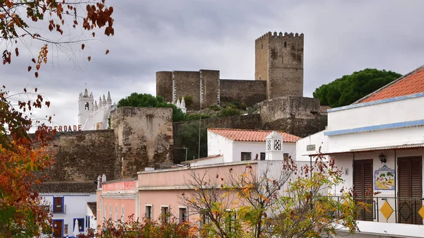 Φρούριο Πανύψηλο Πάνω Από Γραφικό Μεσαιωνικό Χωριό Mertola Alentejo Πορτογαλία — Φωτογραφία Αρχείου