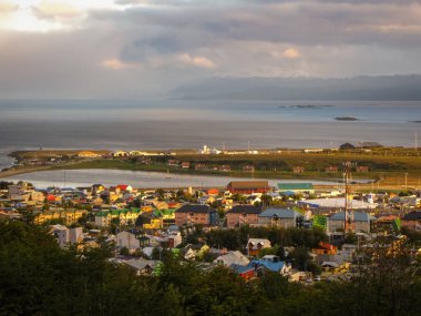 Ushuaia şehrinin, okyanusun, Arjantin 'in üzerine bak.