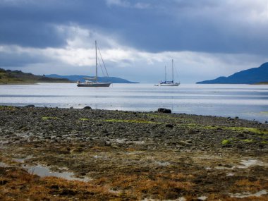 Panoramik kıyı manzarası tekneleri körfezde, Tierra del Fuego, Arjantin Patagonya