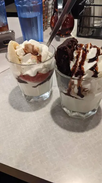 bir lokantada tatlı 