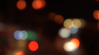 Romantik Bokeh manzarası, parlak araba farlarından