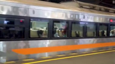 Tren istasyondan bir yere hareket eder.