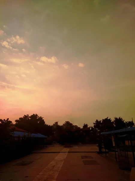 Een Prachtige Avond Kijken Naar Zonsondergangen Met Groen Rond — Stockfoto