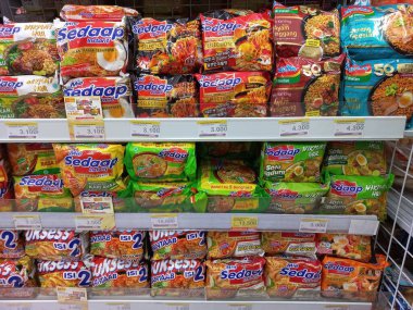 Minimarket 'te hazır erişte koleksiyonu yap..