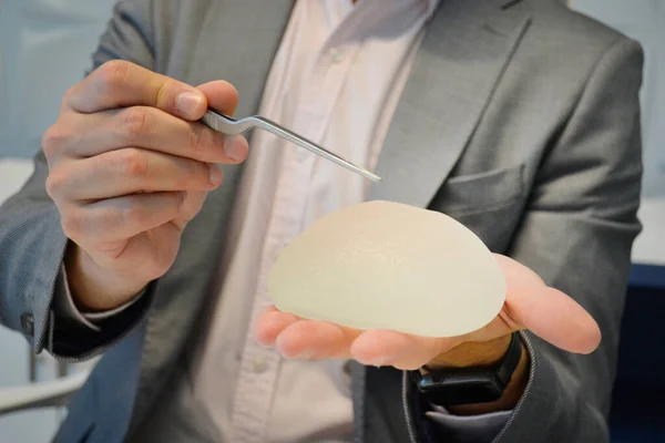 Mujer embarazada mostrando su panza