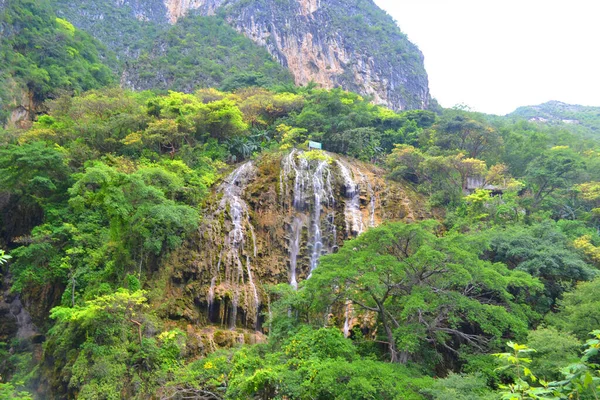 Fotografa de montaas con cascada