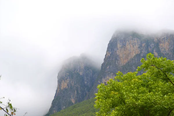 Fotografa de montaas con cielo nublado