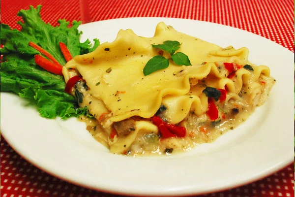 Fotografa de un plato de lasagna con verduras