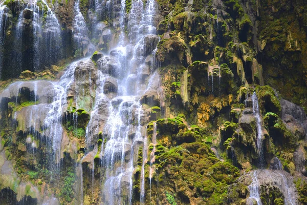 Fotografa de cascada doğal