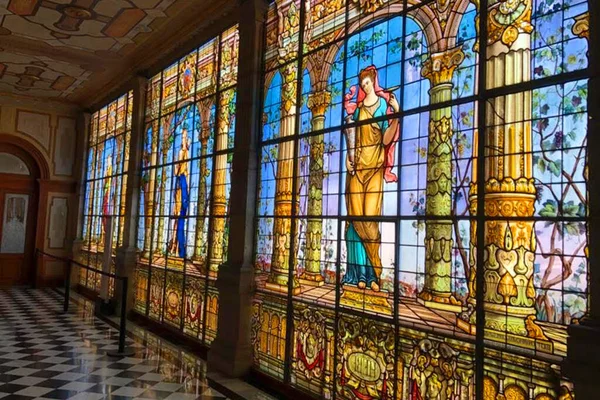 vitrales de colores y musas