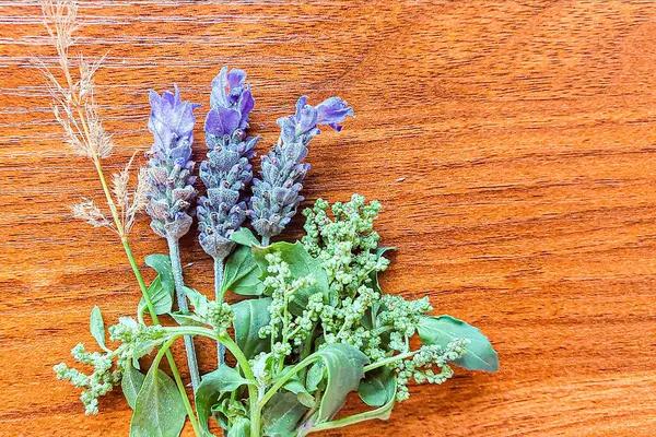 flores de lavanda en fondo de madera