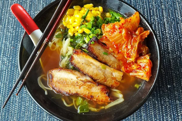 plato de ramen con carne de cerdo y picante