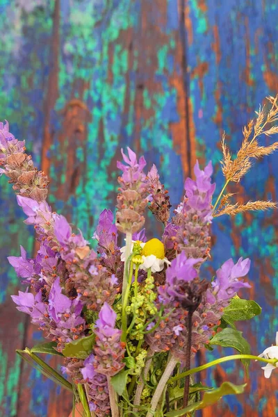 ramo de Flores de Colores, lavandalar, margaritalar ayık dokular de madera