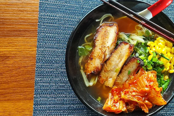 plato de ramen con carne de cerdo y picante