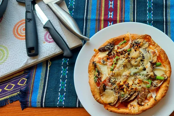 Pizza ayık Ben y cubiertos, con fondo de madera