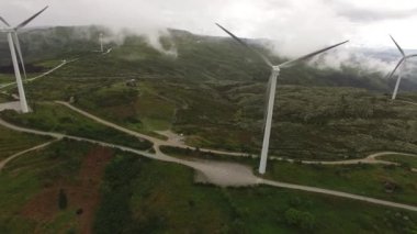 Rüzgâr türbinlerinin hava görüntüsü ya da Sanayi Fabrikasındaki Sis Tarlası. Fafe Portekiz 4k