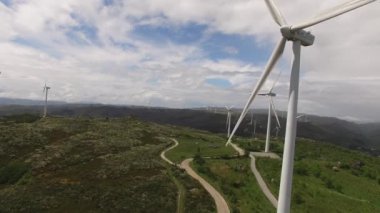 Endüstri Fabrikası 'ndaki Rüzgar türbinlerinin ya da Yel Değirmenlerinin Hava Görüntüsü Sersemletici Manzarası. Fafe, Portekiz 4k