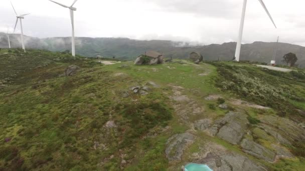 Väderkvarnar Med Stora Blad Genererar Roterande Dimma Offshore Station Bergen — Stockvideo