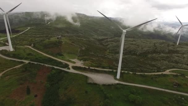 Luftaufnahme Von Windkraftanlagen Oder Windmühlen Farm Field Industry Factory Mit — Stockvideo