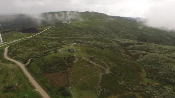 Luchtfoto Van Windturbines Windmolens Farm Field Industry Factory Met Mist — Stockvideo