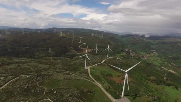 Вид Воздуха Ветряные Турбины Поле Ветряных Мельниц Промышленном Заводе Потрясающим — стоковое видео