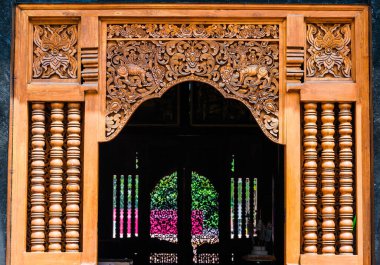 Tapınağında ışık ve gölge olan antik bir kapı (Wat Lok Moli)