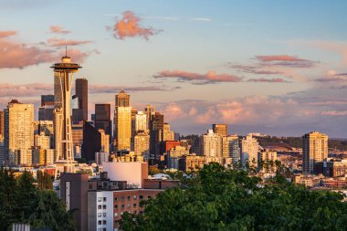 Seattle, Washington, ABD. Seattle şehir merkezinde bir yaz günü gün batımında.