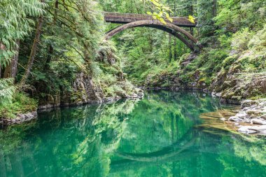 Moulton Falls Bölge Parkı, Yacolt, Washington, ABD. East Fork Lewis Nehri üzerindeki Moulton Şelalesi Köprüsü..
