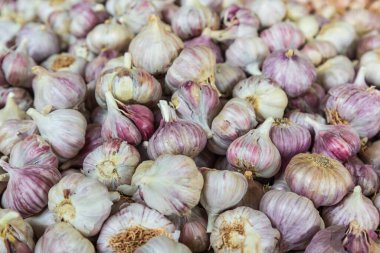 Dushanbe, Tacikistan. Dushanbe 'deki Mehrgon Pazarı' nda satılık sarımsak..