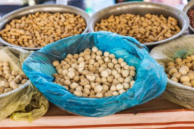 Dushanbe, Tacikistan. Dushanbe 'deki Mehrgon Pazarı' nda satılık yiyecek..