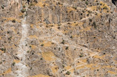 Yakhchi Pun, Gorno-Badakhshan Özerk Bölgesi, Tacikistan. Tacikistan 'daki bir dağda patika değişimi..