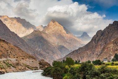 Anzob, Aughd Eyaleti, Tacikistan. Yaghnob Nehri Vadisi 'nin üstündeki dağlar.