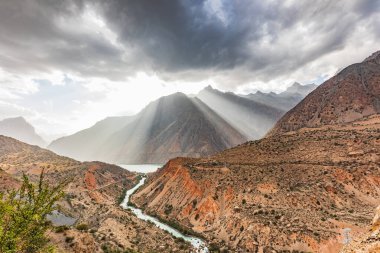 İskanderkul, Sughd Eyaleti, Tacikistan. Yaghnob Nehri ve Iskanderkul Gölü.