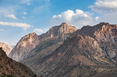 İskanderkul, Sughd Eyaleti, Tacikistan. Engebeli kurak dağlar ve mavi gökyüzü.